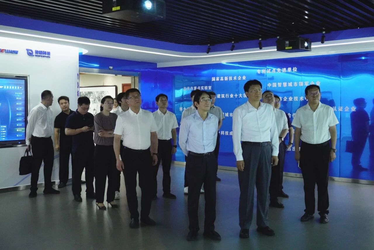 南昌市委副書記、市長高世文調研泰豪—以AI賦能韌性城市建設情況